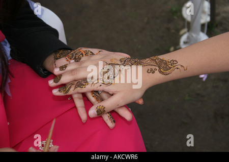 Mädchen haben Henna auf ihre Hände auf einem Festival in einem Tempel Nord-London gemalt. Stockfoto