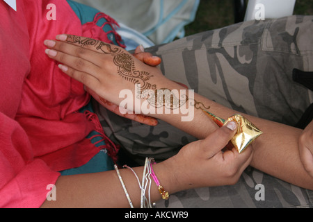 Mädchen haben Henna auf ihre Hände auf einem Festival in einem Tempel Nord-London gemalt. Stockfoto