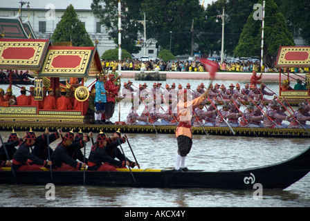 Lastkähne in der König Thailands 80. Geburtstag Prozession auf den Fluss Chao Phraya in Bangkok, Thailand. Stockfoto