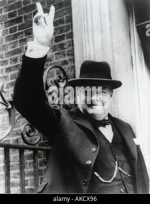 WINSTON CHURCHILL gibt seine berühmten V für Victory-Zeichen auf den Stufen des Nr. 10 Downing Street im Jahr 1945 Stockfoto