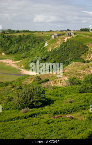 PENNARD PILL UND PENNARD CASTLE, MIT BLICK AUF THREE CLIFFS BAY, GOWER HALBINSEL, SÜD-WALES, GROßBRITANNIEN Stockfoto