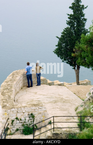 Süd-Ost-Europa, Kroatien, Dalmatien, Sibenik, paar Blick auf das Meer, erhöhten Blick Stockfoto