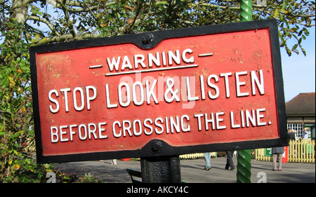 Warnschild am Haven Street Station Isle Of Wight Stockfoto