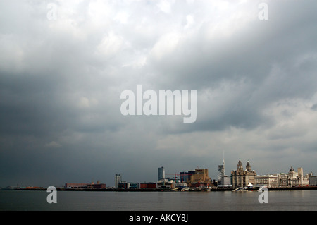 Blick auf den Fluss Mersey, Pier Head und Waterfront Gebäuden an einem stürmischen Tag, Liverpool, UK Stockfoto