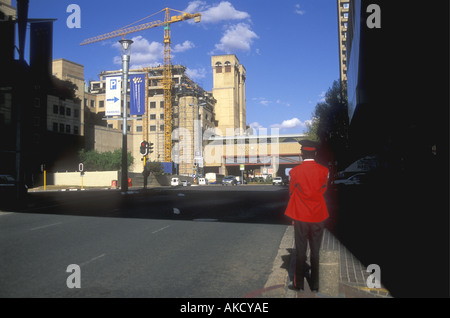 Ein Wachmann im Dienst außerhalb einen Parkplatz in der Nähe von Nelson Mandela Square Sandton City Johannesburg Stockfoto