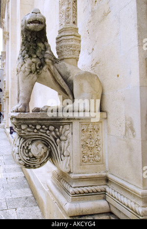 Süd-Ost-Europa, Kroatien, Dalmatien, Sibenik, Schnitzen von Löwen, St. Jacob James Kathedrale Stockfoto