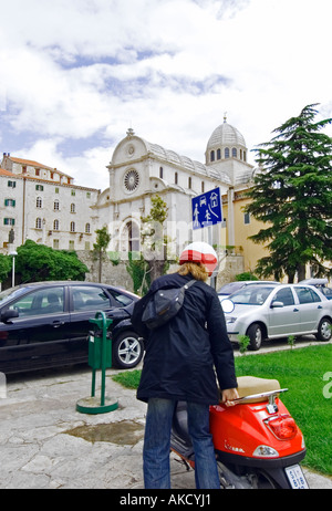 Süd-Ost-Europa, Kroatien, Sibenik, Frau mit Roller vor der Kathedrale, Rückansicht Stockfoto