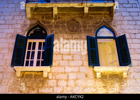 Süd-Ost-Europa, Kroatien, Porec, Fensterläden Fenster, niedrigen Winkel Ansicht Stockfoto