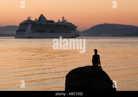 Ein Kreuzfahrtschiff geht das Mädchen in einen Neoprenanzug Skulptur beim Eintritt in den Hafen Vancouver British Columbia Kanada Stockfoto