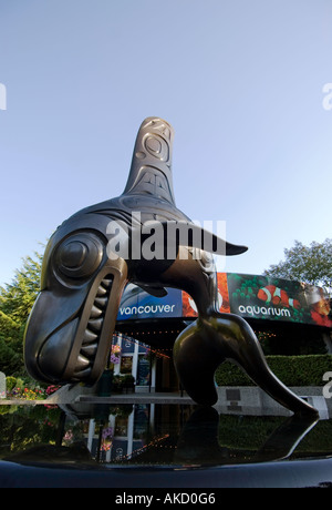 Haida-Skulptur von einem Orca Schwertwal am Eingang des Vancouver Aquarium Marine Science Centre British Columbia Kanada Stockfoto