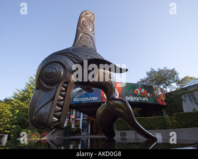 Haida-Skulptur von einem Orca Schwertwal am Eingang des Vancouver Aquarium Marine Science Centre British Columbia Kanada Stockfoto