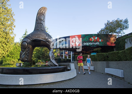 Haida-Skulptur von einem Orca Schwertwal am Eingang des Vancouver Aquarium Marine Science Centre British Columbia Kanada Stockfoto