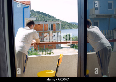 Süd-Ost-Europa, Kroatien, Dalmatien, Sibenik, Tourist auf Hotelbalkon, Blick auf See Blick Stockfoto