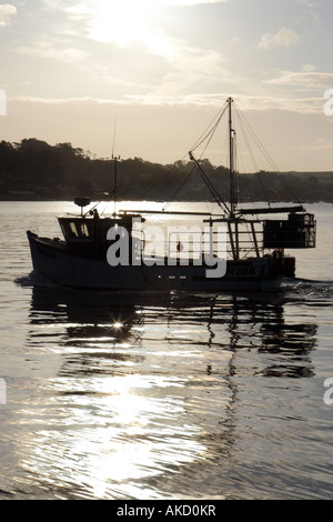 Ein Fischerboot verlässt Padstow Hafen in Cornwall, an der ersten Ampel Stockfoto