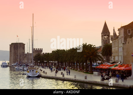 Süd-Ost-Europa, Kroatien, Trogir Promenade bei Sonnenuntergang Stockfoto