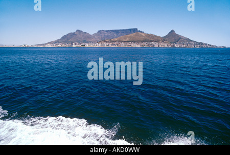 Blick vom Meer der Tafelberg und Signal Hill, Cape Town, Südafrika Stockfoto