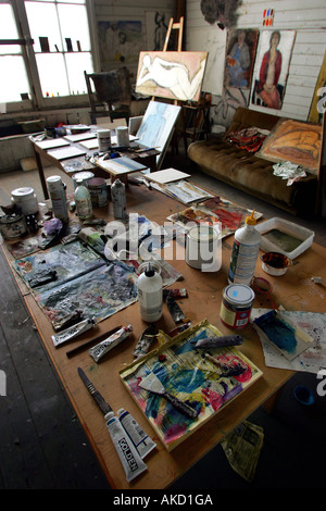 Farben und Paletten in das Atelier des Künstlers am Porthmeor Beach, St. Ives in Cornwall, Großbritannien Stockfoto