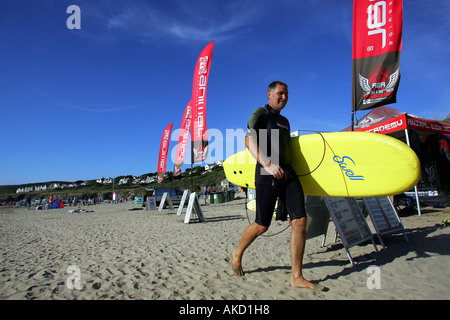 Surfer Spaziergänge am Strand bei Polzeath Cornwall England UK Stockfoto