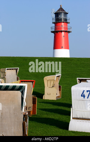 Überdachte Wicker Strand gesehen Stühle vor einem Leuchtturm in Büsum, Deutschland Stockfoto