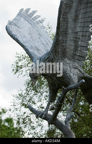 Skulptur von einem Rotmilan namens Spirit in the Sky von Sandy O'Connor in Llanwrtyd Wells, Powys, Wales, UK Stockfoto