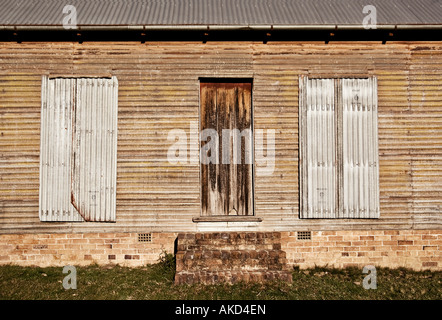 Alter Bauernhof mit Brettern vernagelt windows Stockfoto