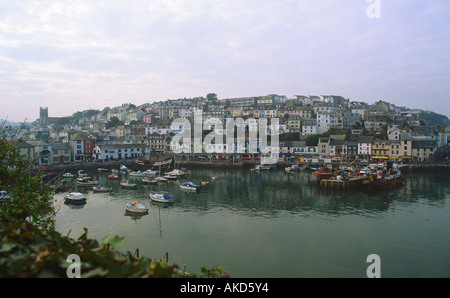 Brixham Hafen und Stadt an einem nebligen Morgen großen Fischereihafen Süden Devons Stockfoto