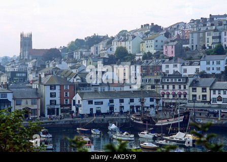 Hafen von Brixham kleine Sportboote und eine volle Größe Replicat Sir Frances Drakes Golden Hinde Schiff Stockfoto