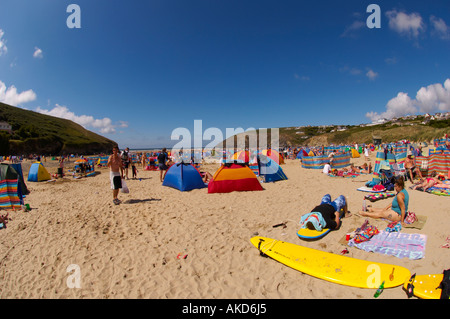 Surfbretter und aufklappbare Sonnenzelte an einem belebten Mawgan Porth Beach in einer britischen Hitzewelle. Cornwall, Großbritannien. Stockfoto