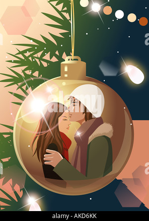 Seitenansicht eines Mannes, eine Frau zu küssen spiegelt sich auf einer Christbaumkugel Stockfoto