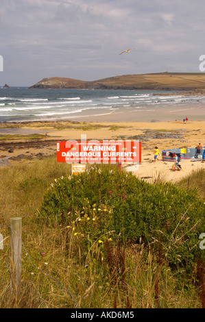 Warnschild "gefährliche Strömungen" in Constantine Bay, Cornwall, Großbritannien Stockfoto