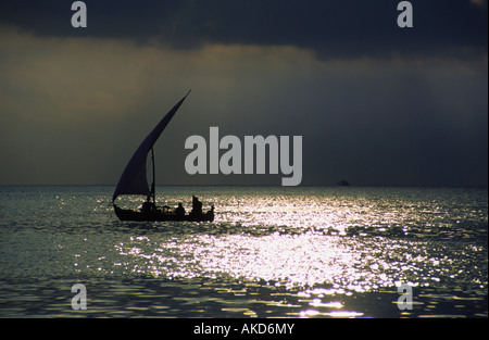 Dhoni (maledivischen Boot). Meerufenfushi Insel, Nord Male Atoll, Malediven. Stockfoto