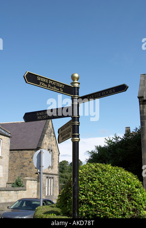 Melden Sie sich an Alnwick Northumberland England UK zeigt Richtungen touristischen Interessen Stockfoto