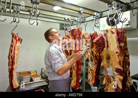 Seiten von Fleisch im Kühlhaus hängend Stockfoto