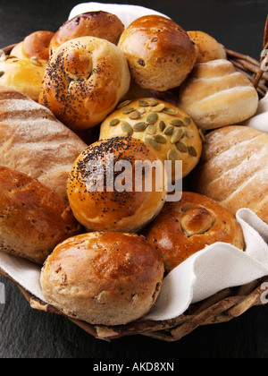 Stillleben mit hausgemachtem Brot und Brötchen Brot Zubereitung von redaktionellen Essen Stockfoto
