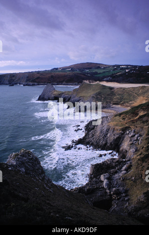 DREI KLIPPEN BUCHT GESEHEN VON PENNARD KLIPPEN AUF DER GOWER-HALBINSEL IN SÜD-WALES, GROßBRITANNIEN Stockfoto