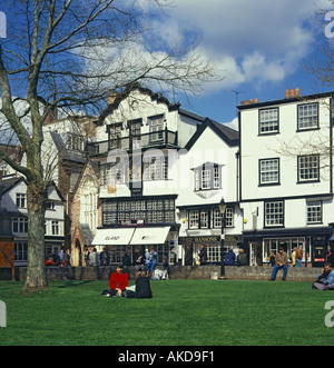 Schwarze und weiße Altbauten mit verglaste Flügel Fenster und Wappen datiert 1596 in enger Exeter Kathedrale Stockfoto