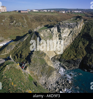 Blick zurück zum Festland mit Dorfhäuser über Pfad entlang sonnigen Klippen von Tintagel Castle Cornwall England Stockfoto