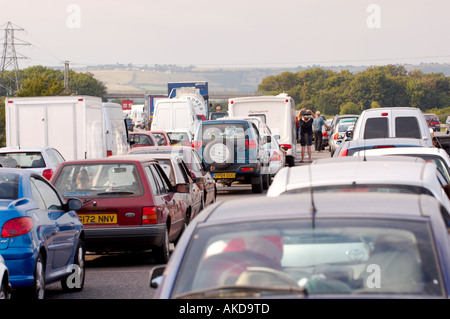 Großer Stau auf der Autobahn M5, bei dem die Fahrer aus ihrem Auto steigen, um sie zu untersuchen. UK Stockfoto