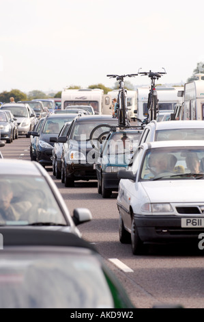 Großer Stau auf der Autobahn M5 an warmen, bewölkten Sommertagen in Devon. UK Stockfoto