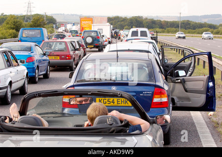 Große Verkehrsstaus auf der Autobahn M5, bei denen die Fahrer ihre Türen öffnen, um an warmen, bewölkten Sommertagen in Devon kühl zu bleiben. UK Stockfoto