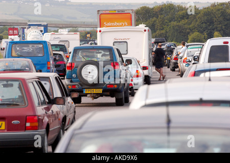 Großer Stau auf der Autobahn M5, bei dem die Fahrer aus ihrem Auto steigen, um sie zu untersuchen. UK Stockfoto