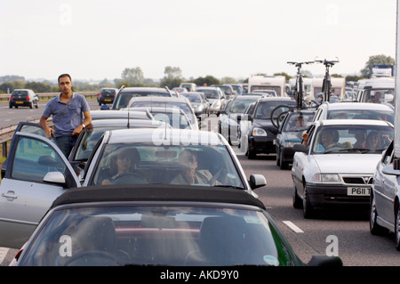 Großer Stau auf der Autobahn M5, bei dem die Fahrer aus ihrem Auto steigen, um sie zu untersuchen. UK Stockfoto