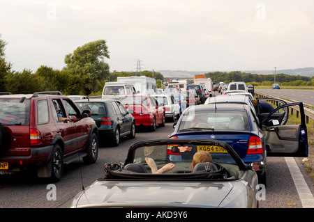 Starke Staus auf der Autobahn M5, da leichter Verkehr auf der gegenüberliegenden Fahrbahn frei fließt. Devon. UK. Stockfoto