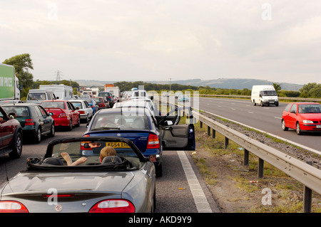 Starke Staus auf der Autobahn M5, da leichter Verkehr auf der gegenüberliegenden Fahrbahn frei fließt. Devon. UK. Stockfoto