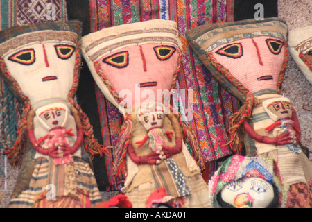 Hand gewebt Puppen zum Verkauf an Pisac Sonntagsmarkt Anden in Peru Sacred Valley in der Nähe der touristischen Hafen von Cusco. Stockfoto