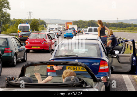 Großer Stau auf der Autobahn M5, bei dem die Fahrer aus ihrem Auto steigen, um sie zu untersuchen. UK Stockfoto