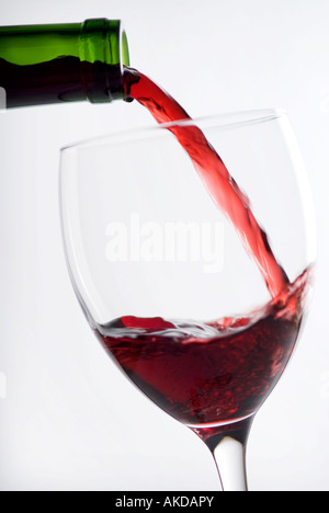 Rotwein wird in Glas gegossen Stockfoto