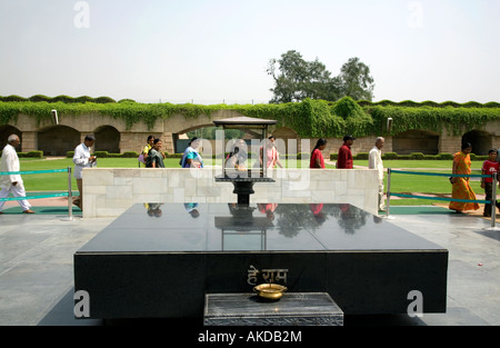 Raj Ghat. Diese schwarzen Marmor Plattform markiert die Stelle, wo im Jahre 1948 Mahatma Gandhi eingeäschert wurde. Delhi. Indien Stockfoto