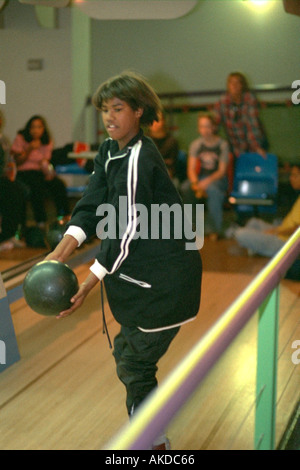 Mädchen mit 14 Jahren Bowling in Gemeinschaft Jugend Zentrum Ausflug. Minneapolis Minnesota USA Stockfoto