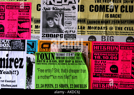 Poster an der Wand zu fliegen Stockfoto